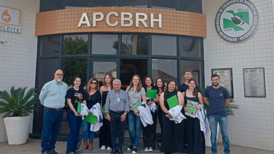 Estudantes de Veterinária da PUC Visitam Associação e Conhecem Atividades